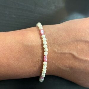 Vintage mother of pearl and dyed freshwater pearl bracelet-Preloved 1980’s small